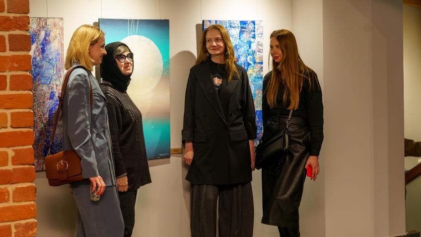 Фото №1000343. На выставке Виталия Скобеева «Четвертое измерение»