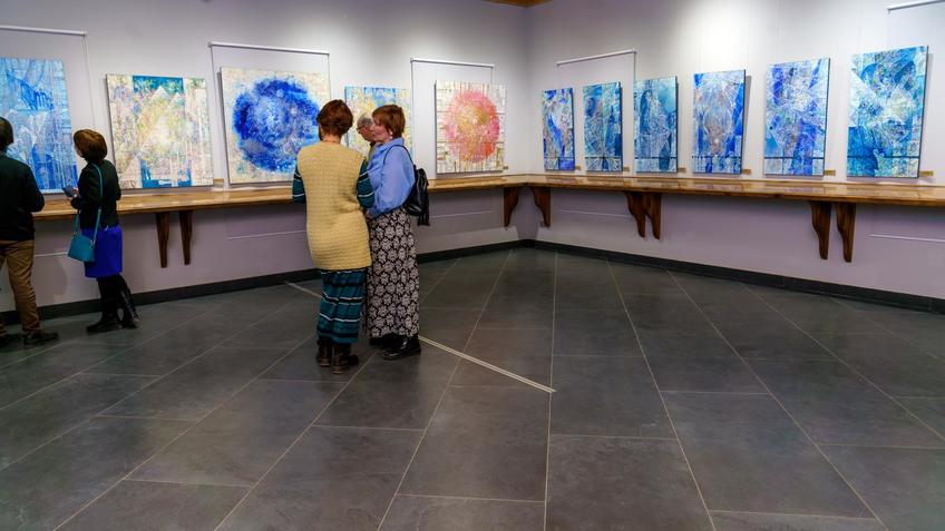 Фото №1000388. На выставке Виталия Скобеева «Четвертое измерение»