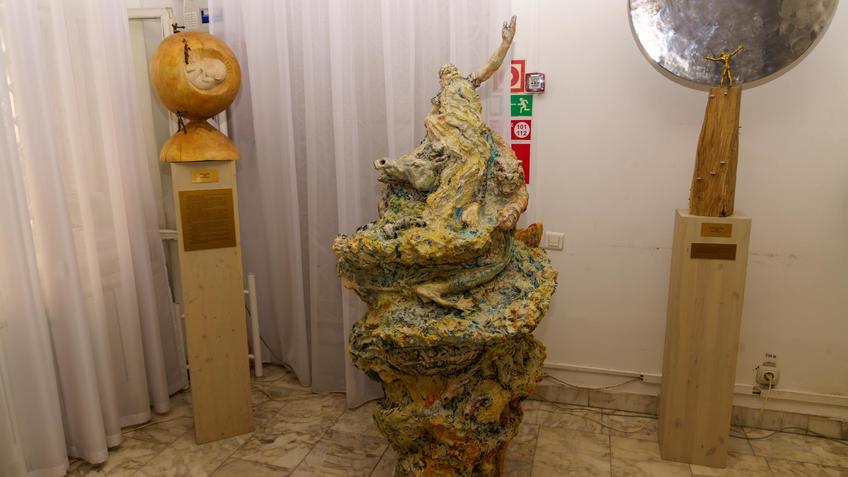 Фото №1000560. Фрагмент экспозиции выставки А. Халиуллина в Музее Б. Урманче