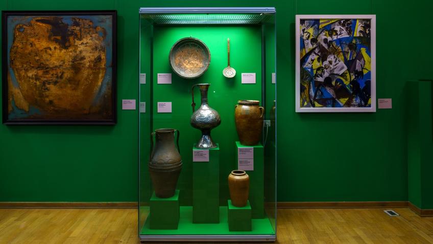 Фото №1000807. Фрагмент экспозиции  выставки «Искусство Чеченской Республики XIX-XX вв.»