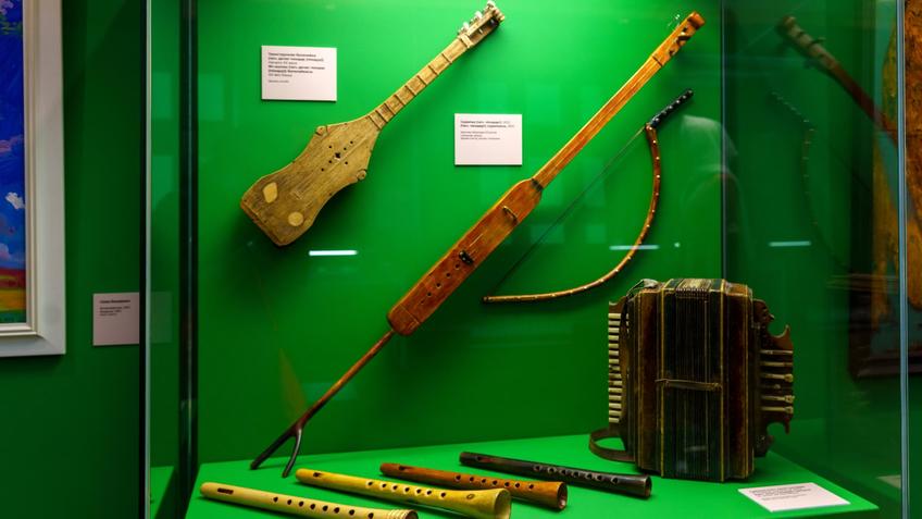 Фото №1000847. Витрина с музыкальными инструментами