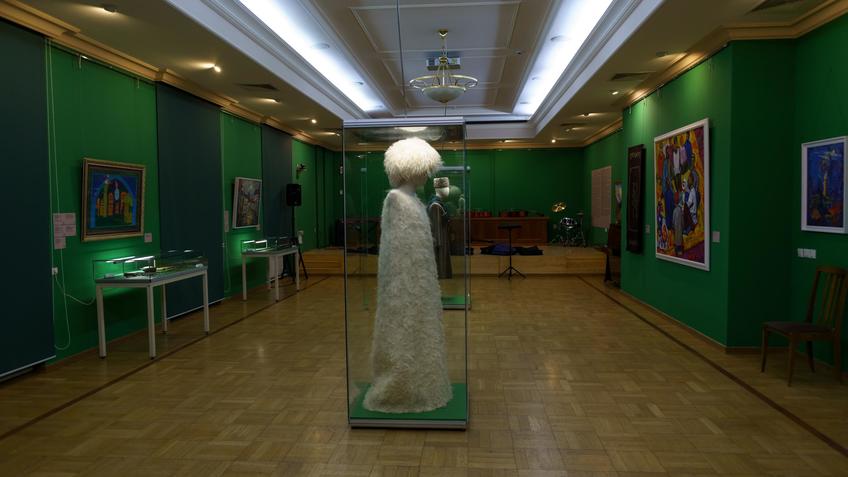 Фото №1000857. Фрагмент экспозиции  выставки «Искусство Чеченской Республики XIX-XX вв.»