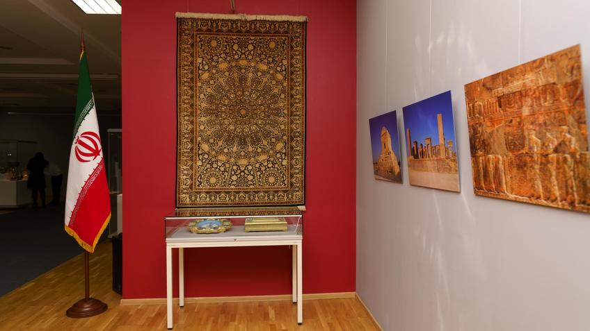 Фото №1001211. Ковер ручной работы (Иран). Фрагмент экспозиции выставки