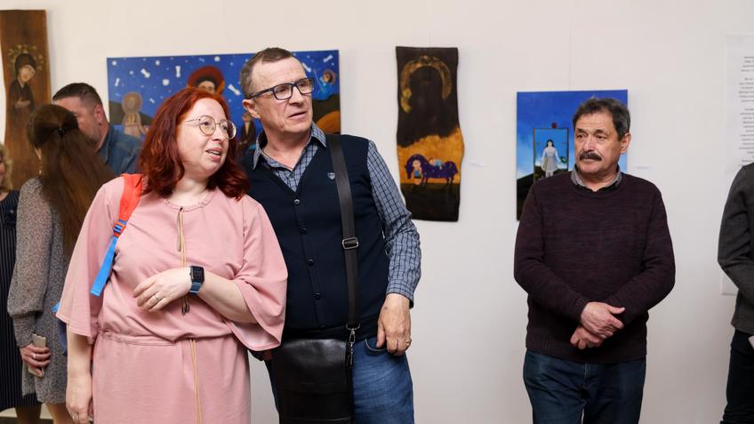 Фото №1001942. На выставке «Я родился весной». Елена Гредюшко, Сергей Максимов