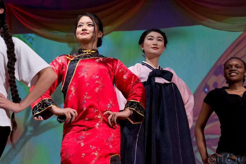 Фото №100240. На фото слева направо Чен Е (Китай), Дже Хи Джин (Южная Корея) и Мбесу Жози Энид (Конго)