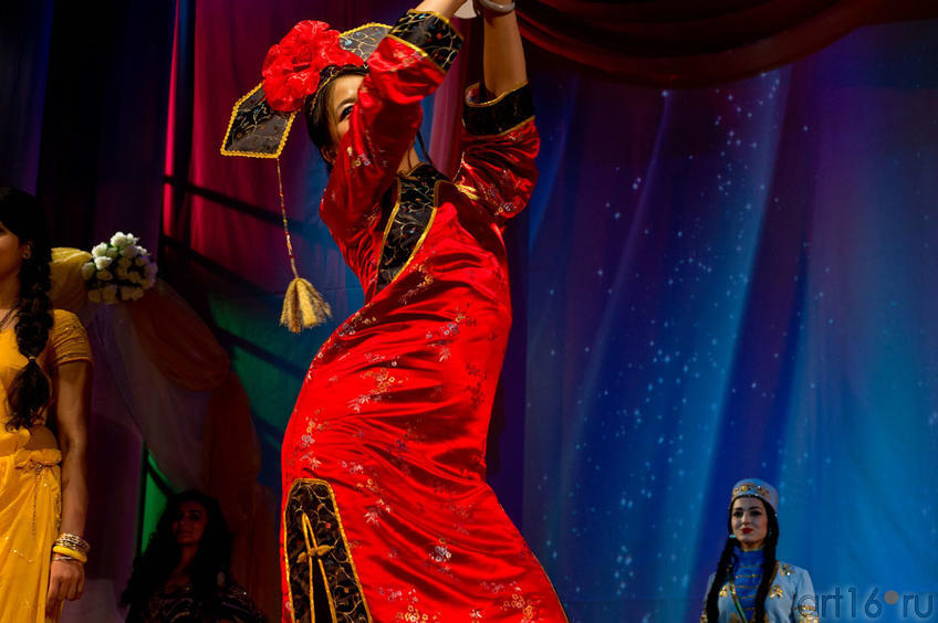 Фото №100272. Дефиле в национальных платьях, Чен Е (Китай)