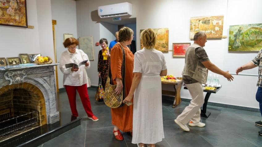 Фото №1002760. Перед открытием выставки Ирина Антоновой «Яблочный сказ»