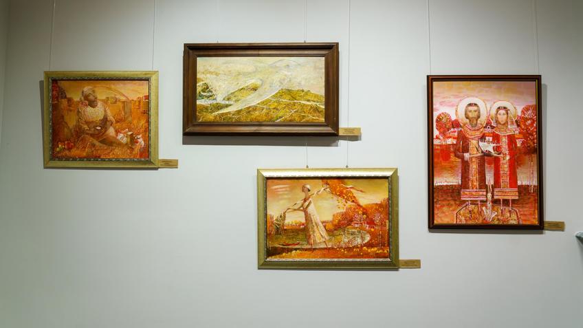 Фото №1002915. Фрагмент экспозиции выставки И.Антоновой «Яблочный сказ»