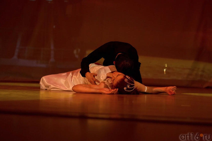 Фото №100308. Эсра (Турция), исполняет вокально-танцевальную композицию со своим молодым человеком