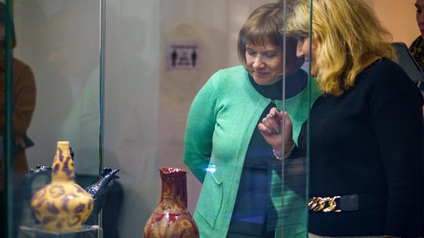 Фото №1003480. На выставке Натальи Пилюгиной «Пять стихий»