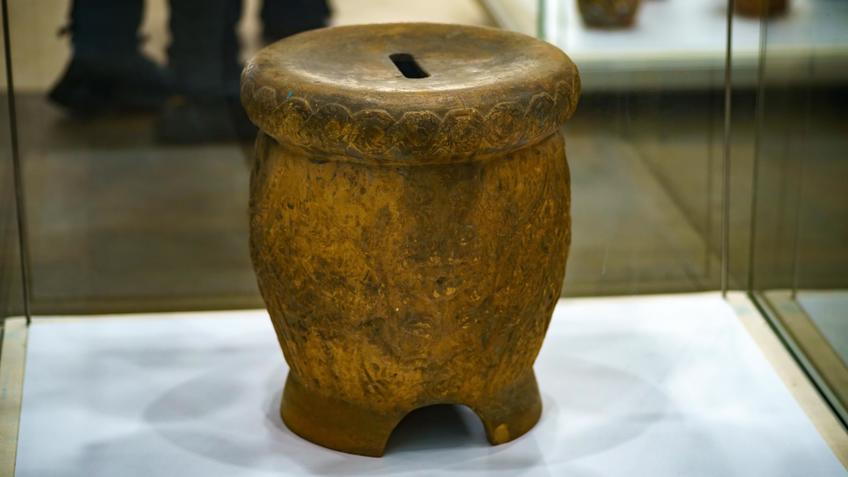 Фото №1003600. Стул-кувшин на трех ножках. Гончарные изделия керамистов школы Ильминских Пестрецы.