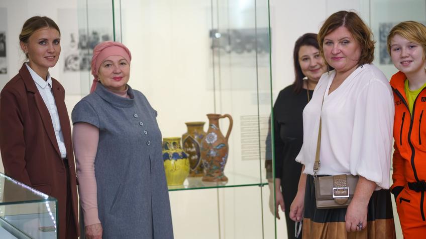 Фото №1003625. На открытии выставки Н.Пилюгиной «Пять стихий». Н. Пилюгина с сотрудниками музея