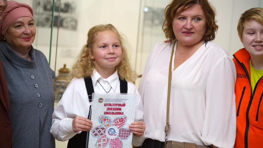 Фото №1003630. На открытии выставки Н.Пилюгиной «Пять стихий». Наталья Пилюгина (вторая справа)