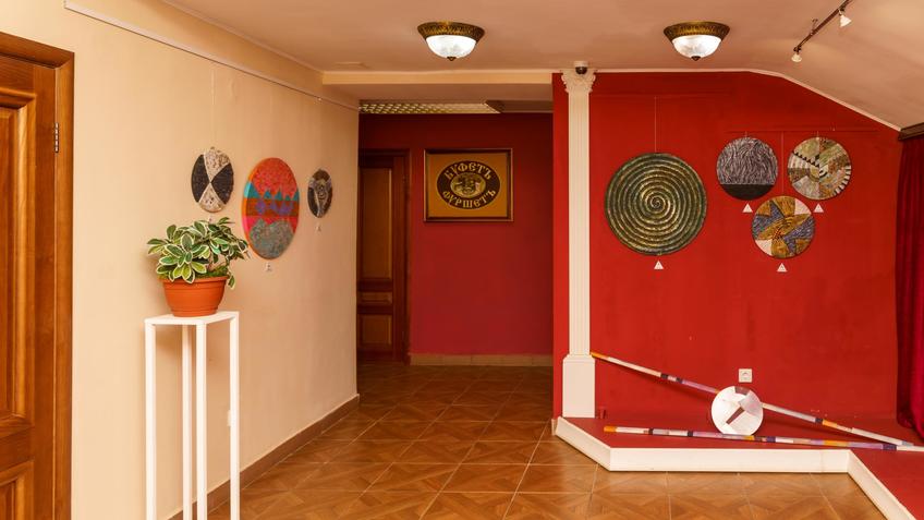 Фото №1003709. Фрагмент Экспозиции выставки Лопаткина А.Н. «НЛО». 2022