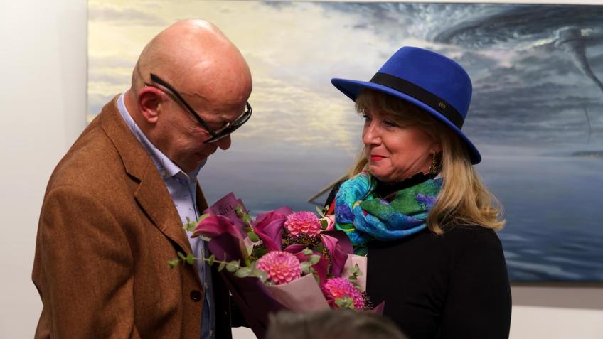 Фото №1003981. Вадим Бжассо принимает поздравление с открытием выставки