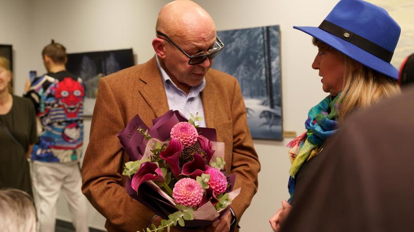 Фото №1003986. Вадим Бжассо принимает поздравление с открытием выставки