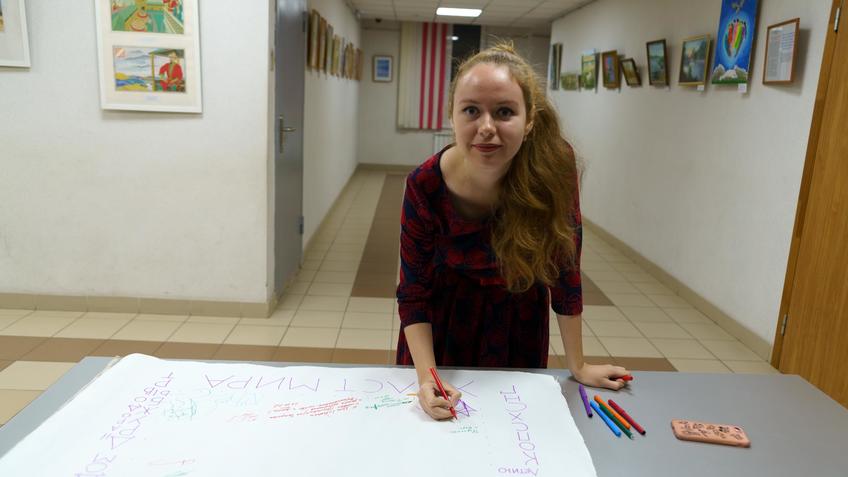 Фото №1004231. У холста Мира. На выставке «Река времени. Мы из Татарстана»