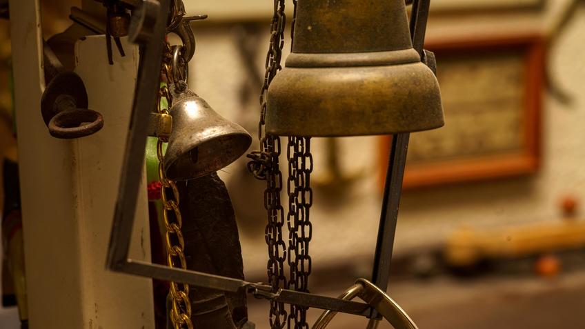 Фото №1004398. В мастерской Рашида Тухватуллина. Колокольчики с Блошки