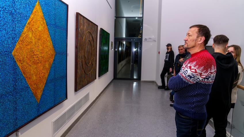 Фото №1004630. В экспозиции выставки Альфрида Шаймарданова «Тёмная сторона луны»