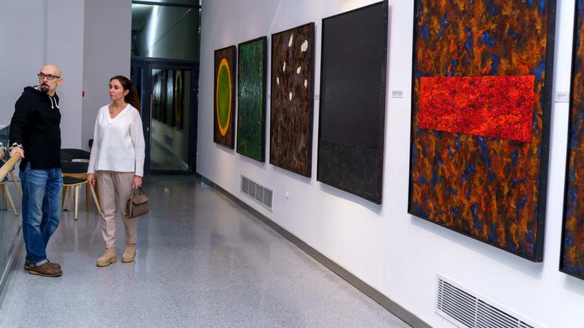 Фото №1004655. Экспозиция выставки Альфрида Шаймарданова «Тёмная сторона луны»