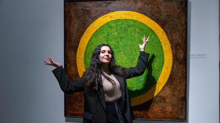 Фото №1004670. Фото на фоне картины Альфрида Шаймарданова «Арена»