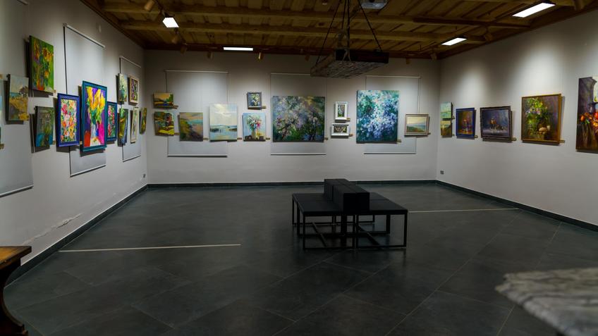 Фото №1004922. Экспозиция выставки Натальи Григорьевой «Настоящий момент»