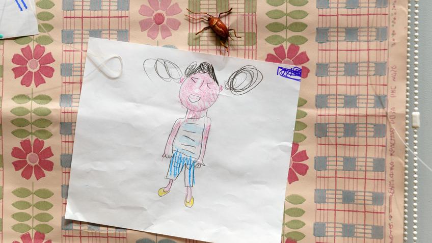 Фото №1005184.  Выставка оформлена кусками обоев, на которых прикреплены детские рисунки