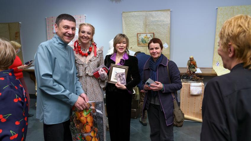 Фото №1005269. На открытии выставки «Добрые сюжеты или родом из детства»