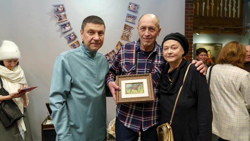 Фото №1005304. На выставке  «Добрые сюжеты или родом из детства»