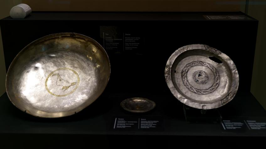 Фото №1005721. Таз (слева). Урал или Западная Сибирь, X-XII вв.,/ чаша, блюдо