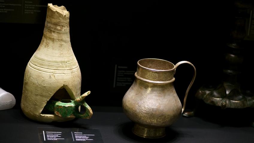 Фото №1005766. Светильник (слева). Восточный Мавераннахр, XI-XII вв./ Кувшин. Запад. Иран(Хамадан?) XIII в.