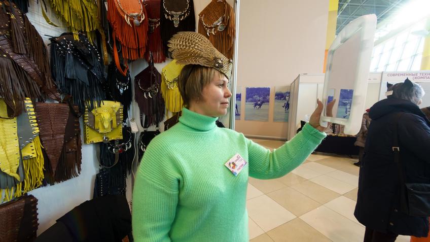 Фото №1007118. Ирина Ткачева в шляпке, декорированной Майей Трофимовой (Краснодар)