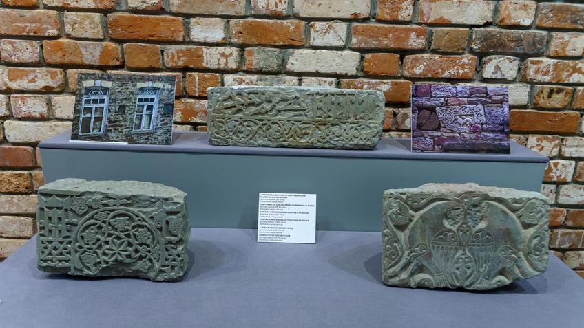 Фото №1007226. Мемориальная плита / Рельефс изобр. розетки  / Рельеф с изображением птиц