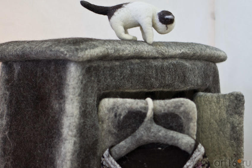 Фото №101201. Композиция из войлока, кошка на шкафу