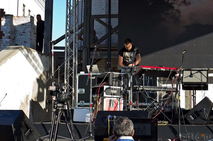 Фото №104882. Концертная программа началась с электронного микса