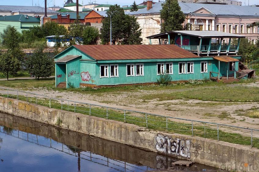 Фото №105401. Деревянная теплушки в парке "Черное озеро". Июль 2012. Казань