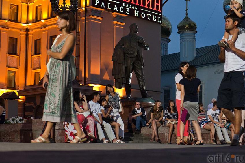 Фото №106237. Тусовка у отеля "Шаляпин". Памятник Шаляпину, авторы: Балашов И.Н., Минулина А