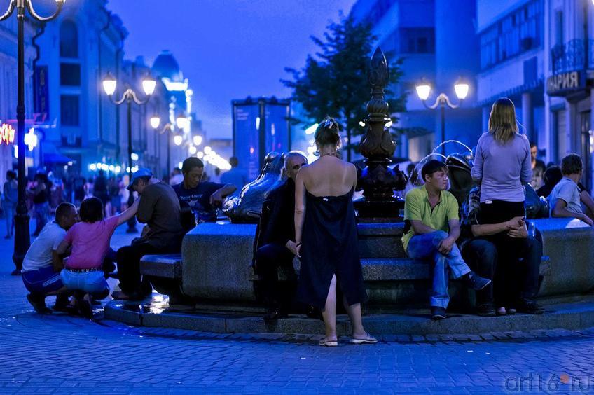 Фото №106279. У фонтана "Лягушки". Автор-художник по металлу Галина Богородская