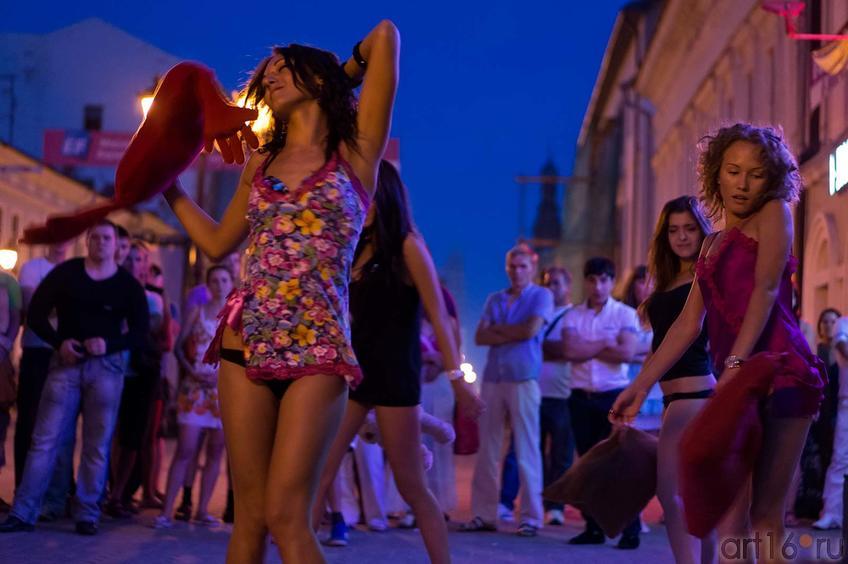 Фото №106327. Танец с подушками. Казань, ул.Баумана, 14.07.2012