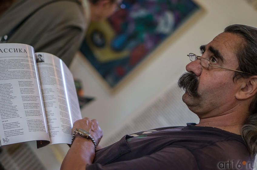 Фото №112026. Виктор Тимофеев на выставке Кондратьева Дмитрия Сергеевича (1928-2008)