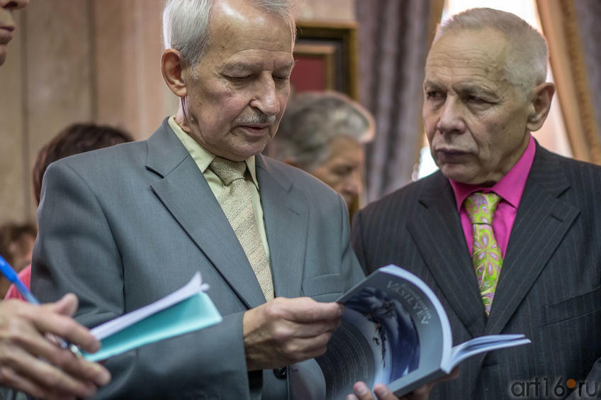 Фото №113622. Г.Пронин. В руках сборник статей о творчестве К.Васильева