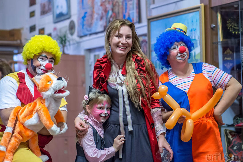 Фото №116010. Д. Бузунеева, А. Бузунеева (в центре). Открытие выставки