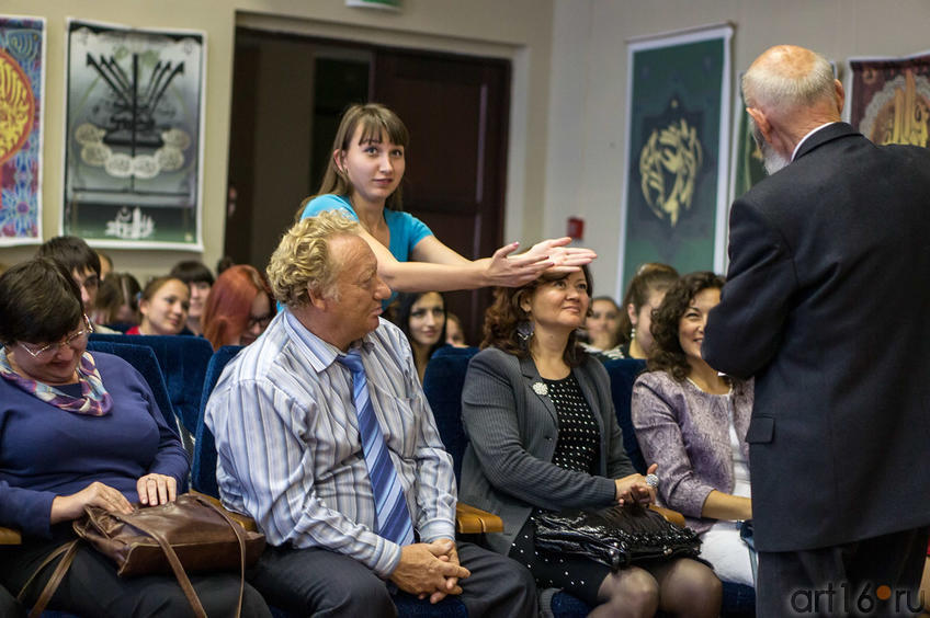 Фото №116068. Студенты задают вопросы художнику. Выставка "Единение", Попов В.А.