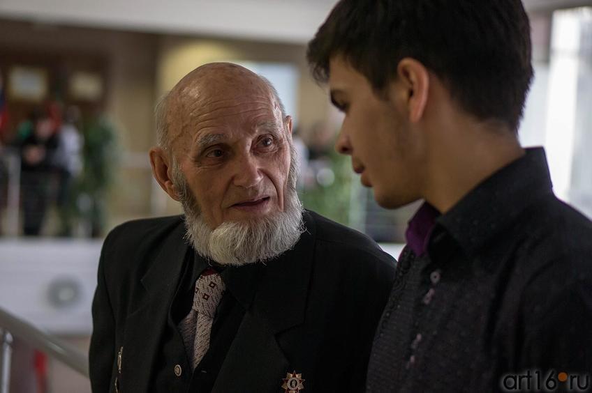 Фото №116200. В.А.Попов. Разговор перед открытием выставки "Единение"