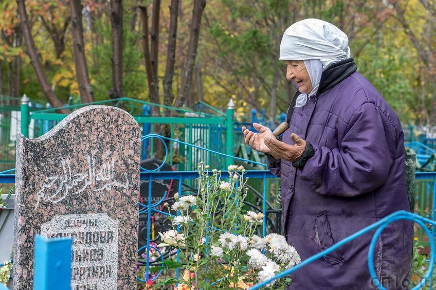 Фото №116346. Сарвар апа. Молитва  у могилы Шаиды Максудовой