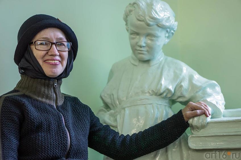 Фото №116394. Наиля Ахунова и скульптура Володи Ульянова. Арская Центральная библиотека
