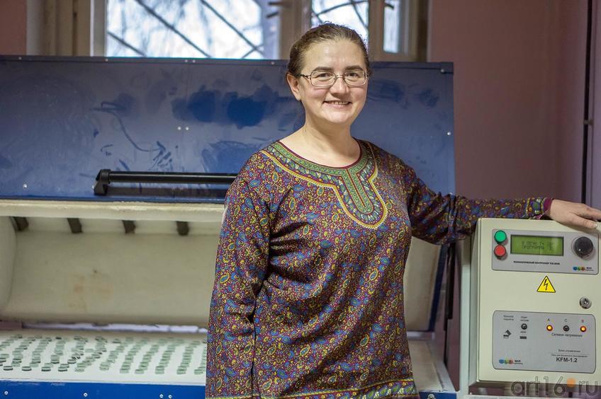 Фото №119357. Светлана Шавалеева возле блока управления муфельной печью