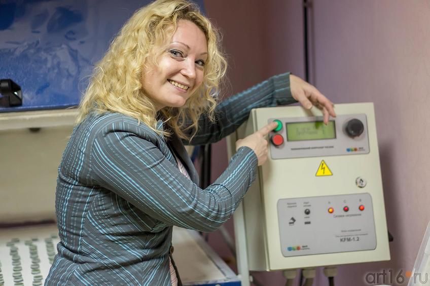 Фото №119363. Наталья Сафиуллина у блока управления муфельной печью