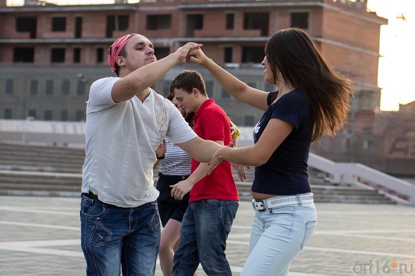 Фото №120184.  Танцуем сальсу. Казань, площадка перед театром Г.Камала,  август 2012