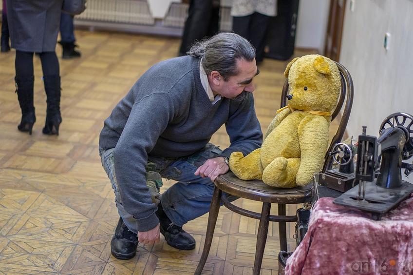 Фото №123062. Виктор Тимофеев беседует с экспонатом